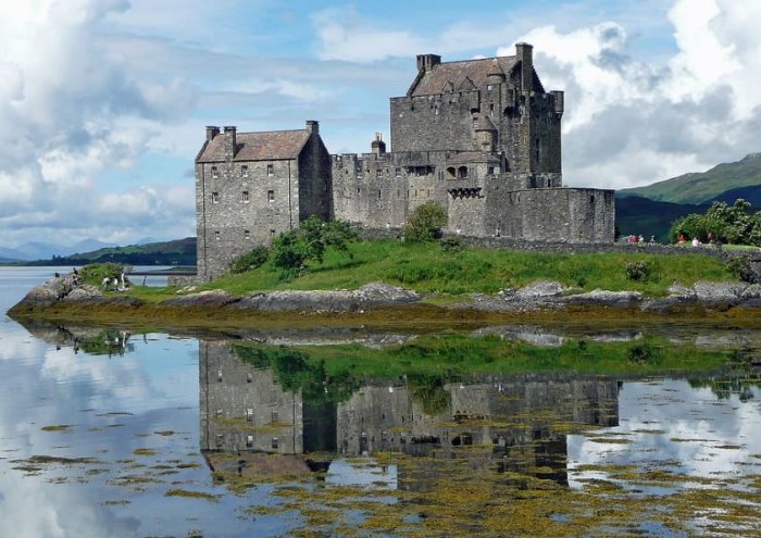 Eilien Donan Castle Framed Print